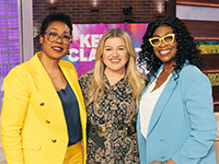 Three women pose for the camera. Two are the founders of Vontelle and one is musician Kelly Clarkson