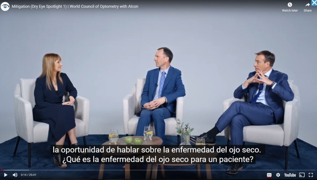 a screen grab of three people in a webinar showing the closed captions in spanish